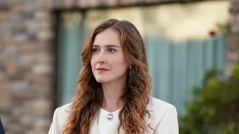 Oya Unustasi es Berrak, una esposa perfecta con una vida de mentiras y un secreto inconfesable Oya Unustasi es Berrak, una esposa perfecta con una vida de mentiras y un secreto inconfesable