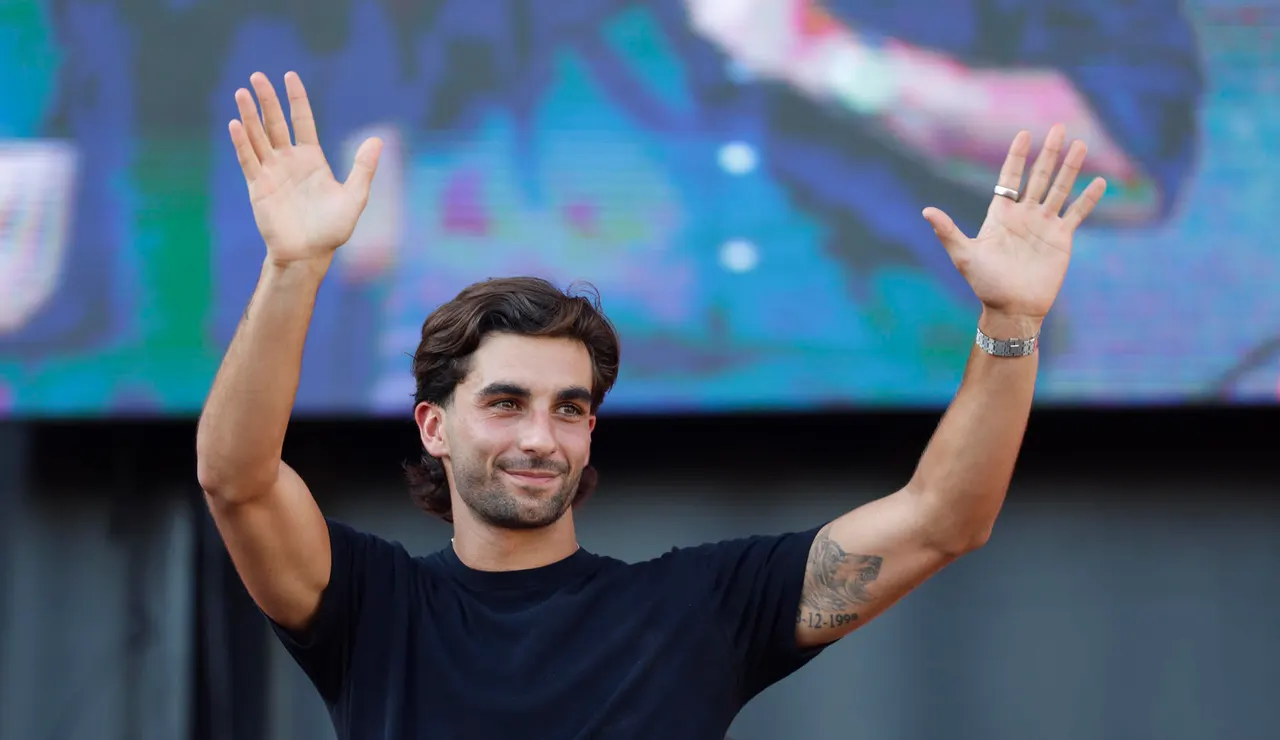 Ferran Torres durante su homenaje en Foios