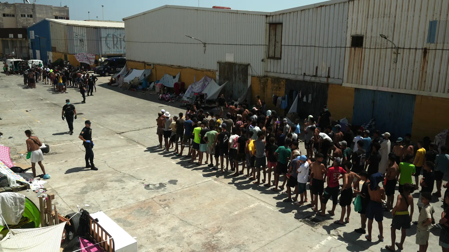 Unos migrantes llegan a un punto de distribución de alimentos gestionado por Luna Blanca, una ONG con sede en Ceuta. Unos migrantes llegan a un punto de distribución de alimentos gestionado por Luna Blanca, una ONG con sede en Ceuta.
