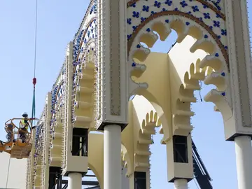 Un hombre ingresa en la UCI tras caerse en una caseta de la Feria de Málaga y quedar con la cabeza atrapada en un reposapiés Un hombre ingresa en la UCI tras caerse en una caseta de la Feria de Málaga y quedar con la cabeza atrapada en un reposapiés