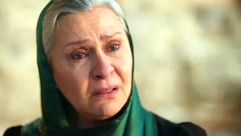 Sadakat toma la decisión que jamás quiso imaginar: le pide a Alya que se vaya con Cihan Deniz Sadakat toma la decisión que jamás quiso imaginar: le pide a Alya que se vaya con Cihan Deniz
