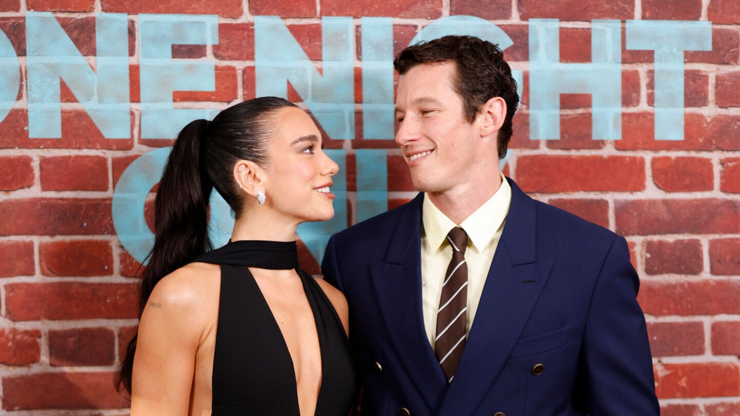 Callum Turner y Dua Lipa