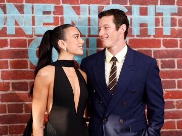 Callum Turner y Dua Lipa