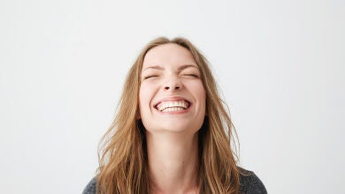 El sérum dental se hace viral como truco para blanquear los dientes: los expertos advierten de sus riesgos