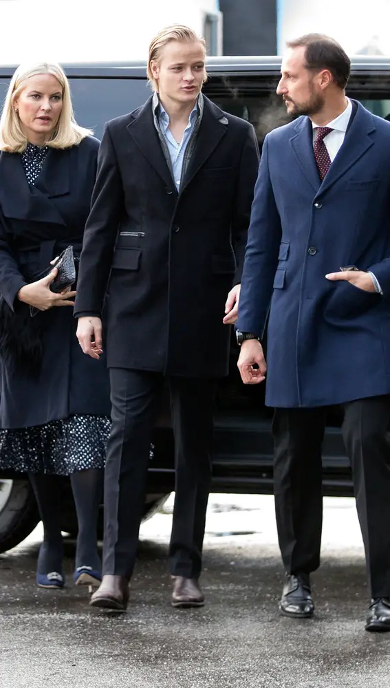Mette-Marit, Marius Borg y el príncipe Haakon Mette-Marit, Marius Borg y el príncipe Haakon