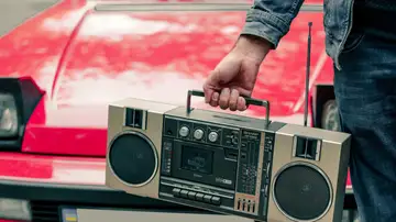 Imagen de archivo de una persona con un equipo de música Imagen de archivo de una persona con un equipo de música