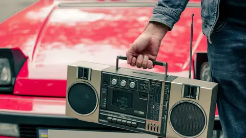 Imagen de archivo de una persona con un equipo de música Imagen de archivo de una persona con un equipo de música