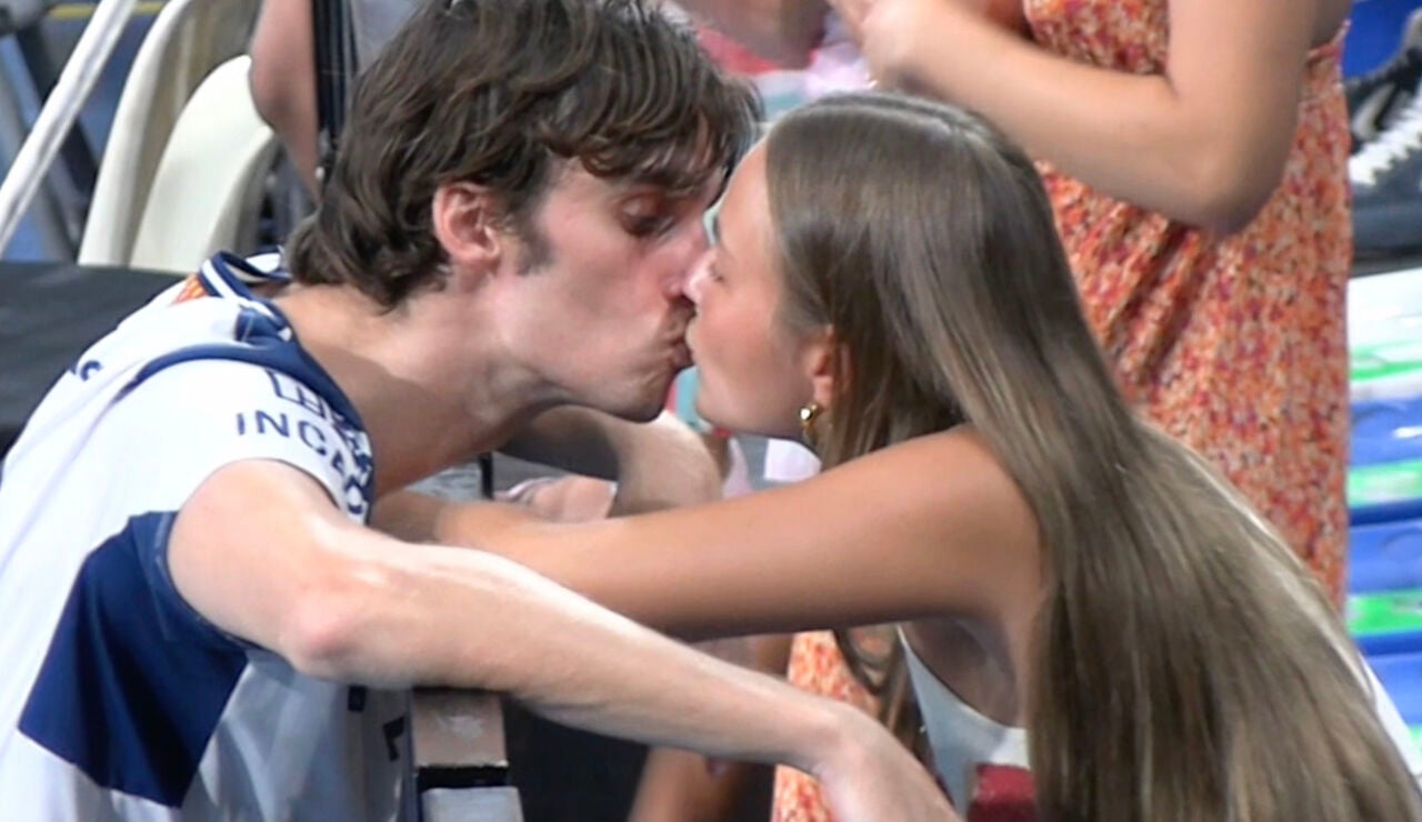 Beso de Pablo Urdangarin y Johanna Zott