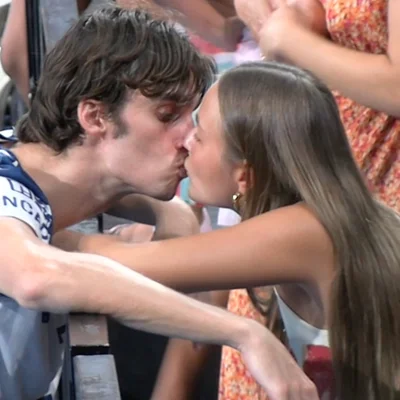Beso de Pablo Urdangarin y Johanna Zott