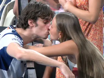 Beso de Pablo Urdangarin y Johanna Zott Beso de Pablo Urdangarin y Johanna Zott