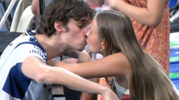 Beso de Pablo Urdangarin y Johanna Zott