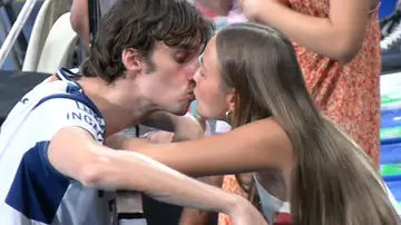 Beso de Pablo Urdangarin y Johanna Zott Beso de Pablo Urdangarin y Johanna Zott