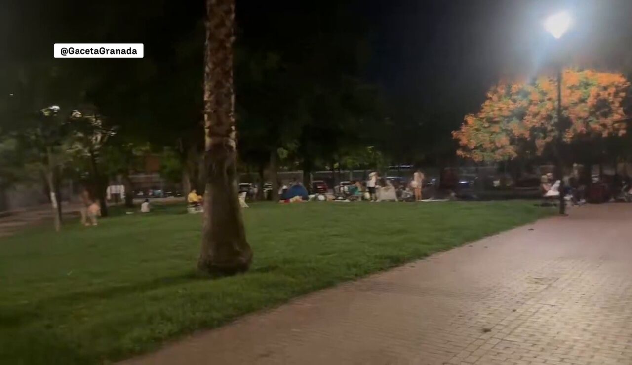 Gente durmiendo en los parques en Granada