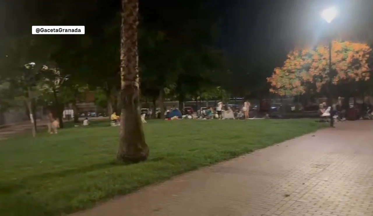 Gente durmiendo en los parques en Granada