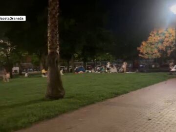Gente durmiendo en los parques en Granada