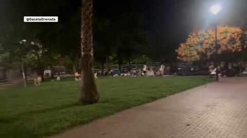Gente durmiendo en los parques en Granada