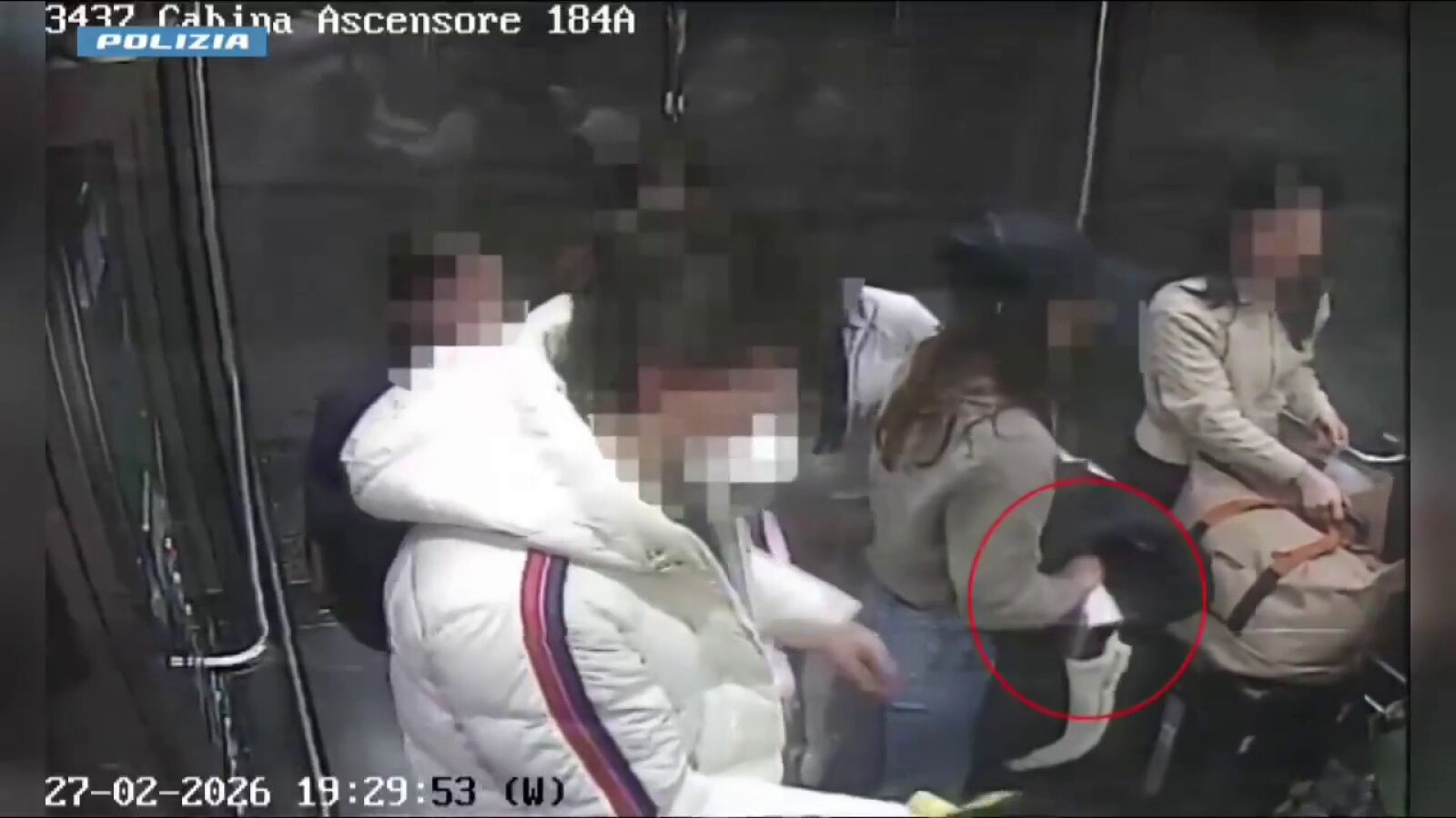 VÍDEO: En pequeños grupos y mezcladas entre los pasajeros, así actuaban las carteristas en el aeropuerto