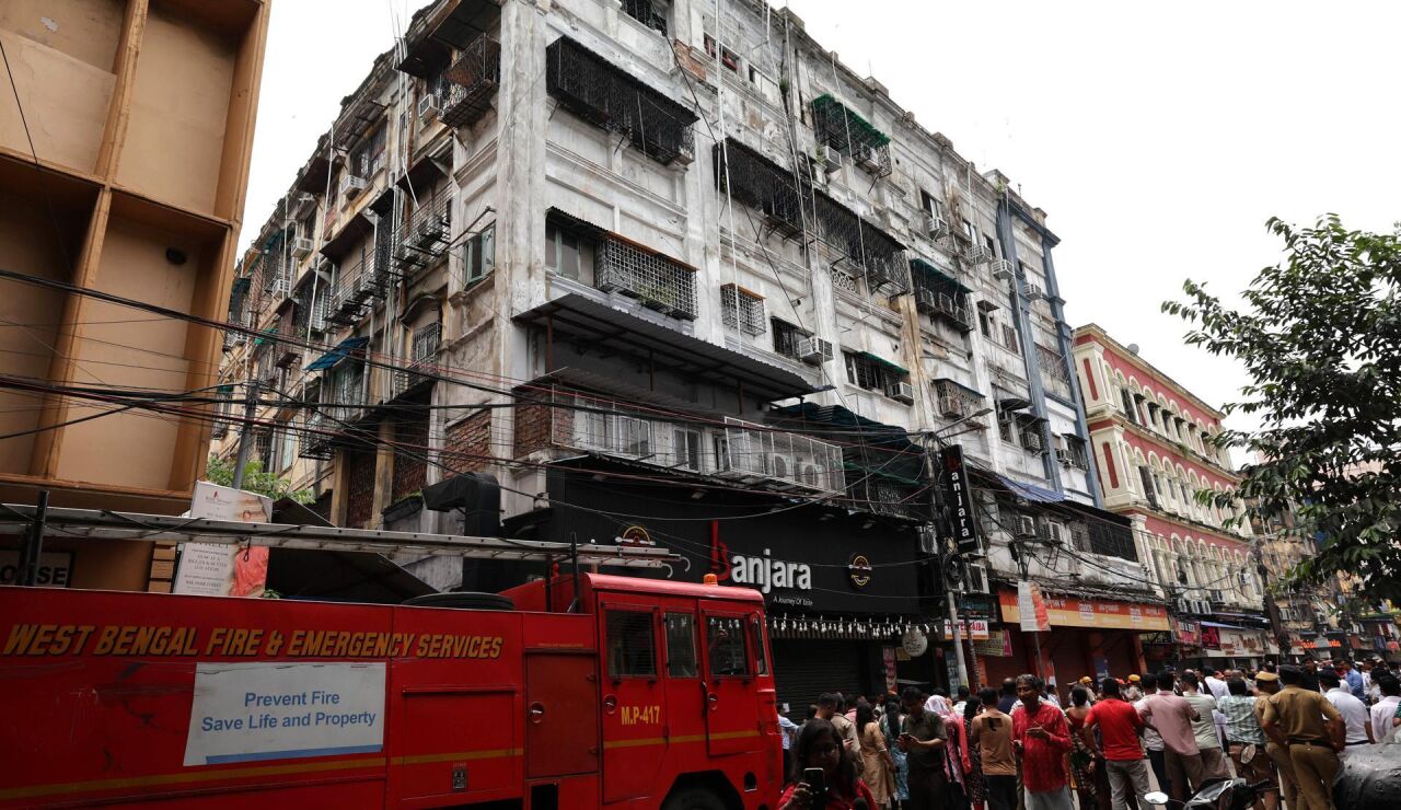 Vista del exterior del hotel incendiado hoy en Calcuta.