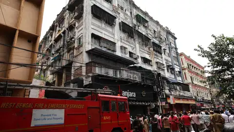 Vista del exterior del hotel incendiado hoy en Calcuta. Vista del exterior del hotel incendiado hoy en Calcuta.