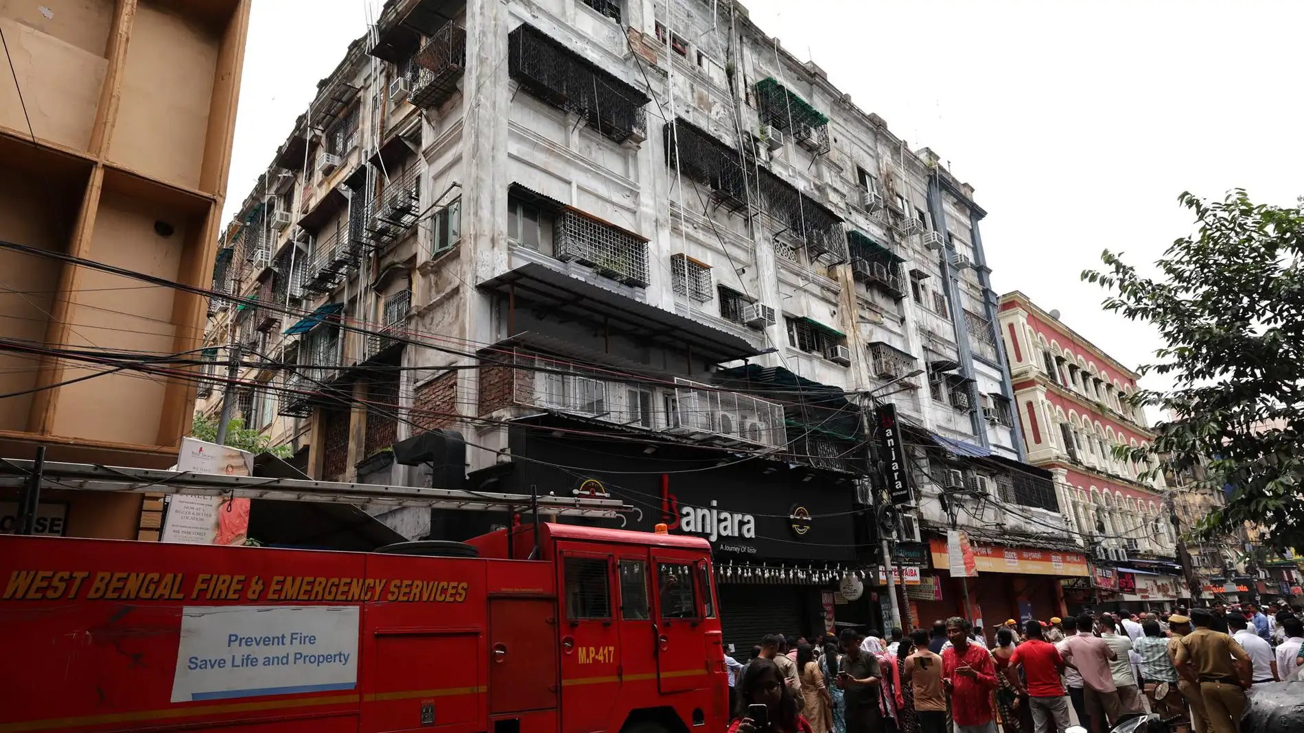 Vista del exterior del hotel incendiado hoy en Calcuta. Vista del exterior del hotel incendiado hoy en Calcuta.