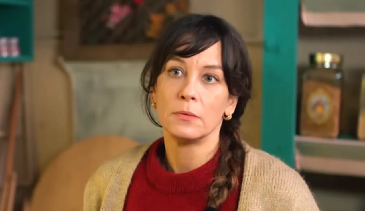 Emel Colgecen es Refika, la madre alegre y protectora que haría cualquier cosa por sus hijos