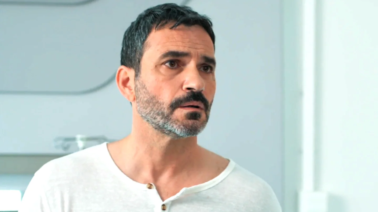 Serdar Özer es Can Tecer, el hermano mayor que vive a la sombra guardando todos los secretos de la familia Serdar Özer es Can Tecer, el hermano mayor que vive a la sombra guardando todos los secretos de la familia