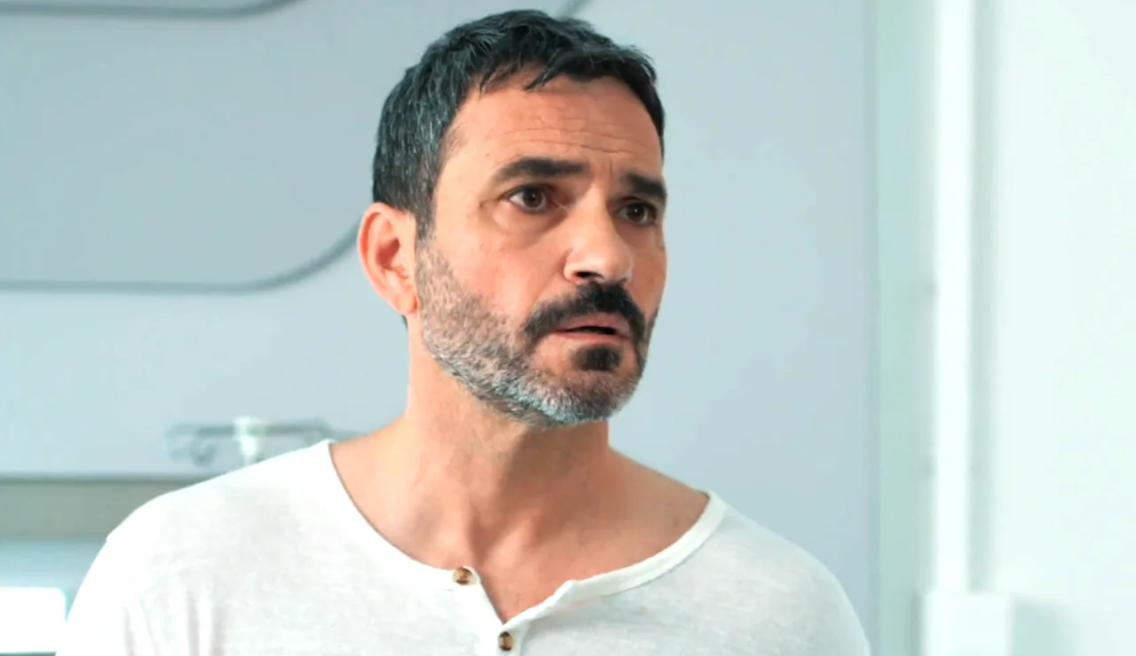 Serdar Özer es Can Tecer, el hermano mayor que vive a la sombra guardando todos los secretos de la familia