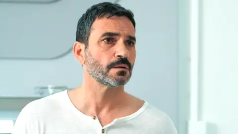 Serdar Özer es Can Tecer, el hermano mayor que vive a la sombra guardando todos los secretos de la familia Serdar Özer es Can Tecer, el hermano mayor que vive a la sombra guardando todos los secretos de la familia
