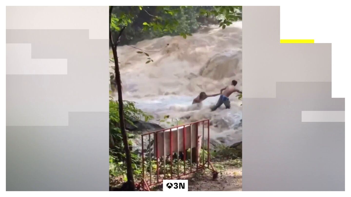 V&Iacute;DEO: Una riada se lleva por delante a varios turistas mientras se hac&iacute;an selfies frente a una cascada