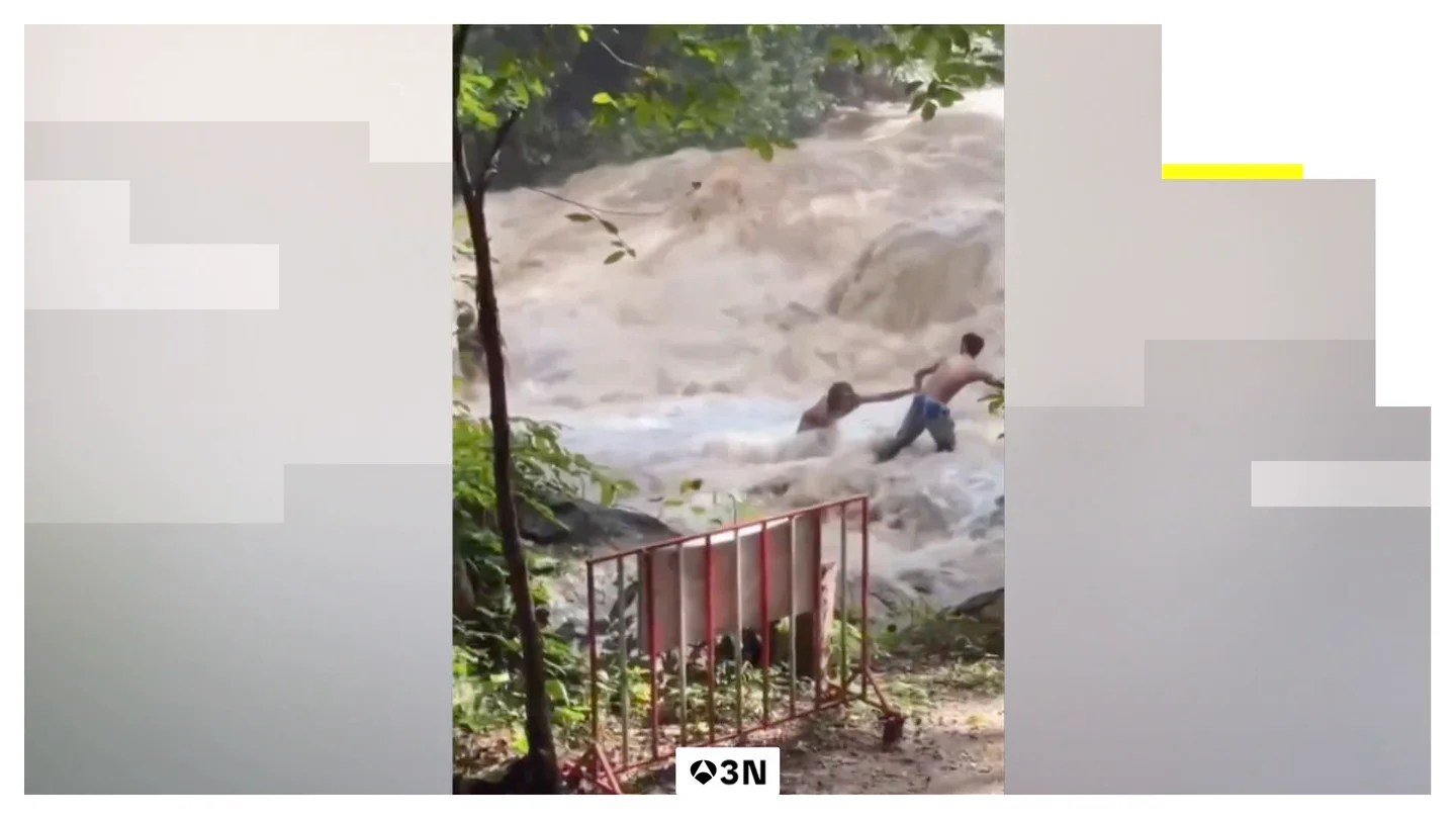 VÍDEO: Una riada se lleva por delante a varios turistas mientras se hacían selfies frente a una cascada VÍDEO: Una riada se lleva por delante a varios turistas mientras se hacían selfies frente a una cascada