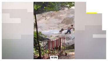 V&Iacute;DEO: Una riada se lleva por delante a varios turistas mientras se hac&iacute;an selfies frente a una cascada