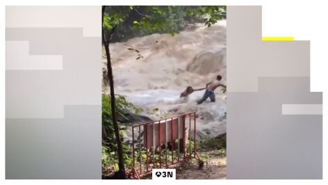 V&Iacute;DEO: Una riada se lleva por delante a varios turistas mientras se hac&iacute;an selfies frente a una cascada