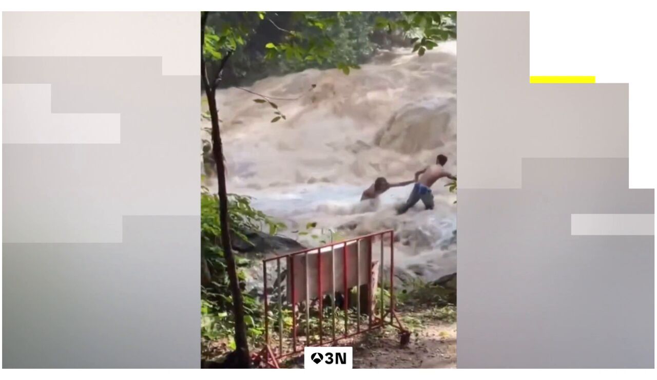 V&Iacute;DEO: Una riada se lleva por delante a varios turistas mientras se hac&iacute;an selfies frente a una cascada