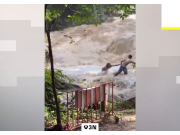 VÍDEO: Una riada se lleva por delante a varios turistas mientras se hacían selfies frente a una cascada VÍDEO: Una riada se lleva por delante a varios turistas mientras se hacían selfies frente a una cascada