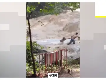 VÍDEO: Una riada se lleva por delante a varios turistas mientras se hacían selfies frente a una cascada VÍDEO: Una riada se lleva por delante a varios turistas mientras se hacían selfies frente a una cascada