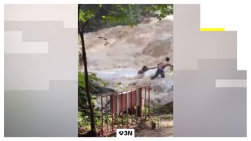V&Iacute;DEO: Una riada se lleva por delante a varios turistas mientras se hac&iacute;an selfies frente a una cascada