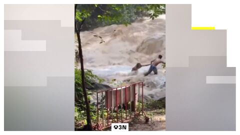 V&Iacute;DEO: Una riada se lleva por delante a varios turistas mientras se hac&iacute;an selfies frente a una cascada
