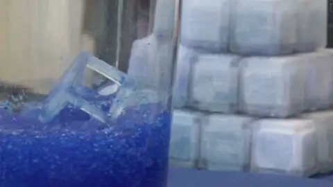 Aparato, en forma de cubito de hielo, que identifica la 'burundanga' Aparato, en forma de cubito de hielo, que identifica la 'burundanga'