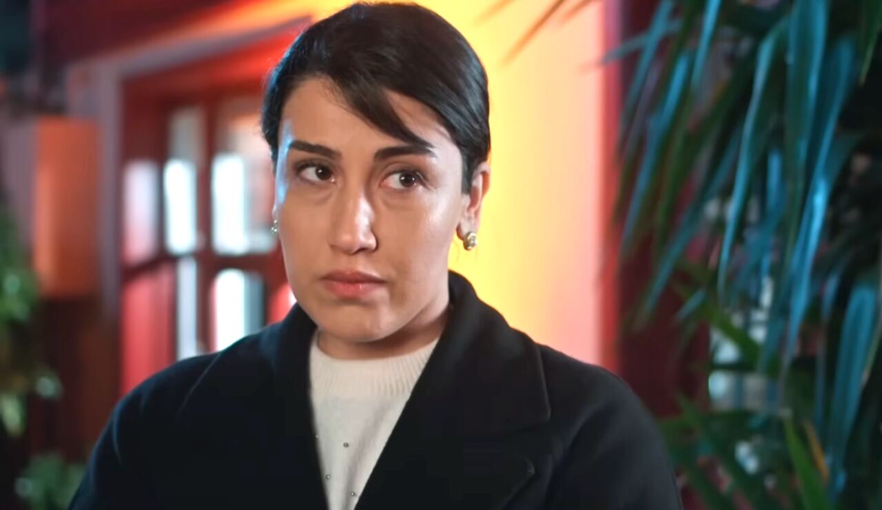 Neslihan Arslan es T&uuml;lay, la malvada tutora de Kader a la que la peque&ntilde;a llama t&iacute;a