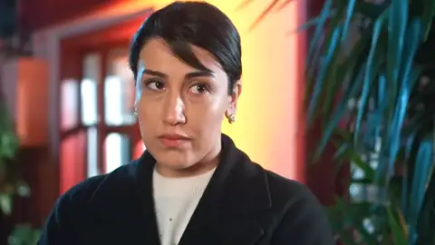 Neslihan Arslan es Tülay, la malvada tutora de Kader a la que la pequeña llama tía Neslihan Arslan es Tülay, la malvada tutora de Kader a la que la pequeña llama tía