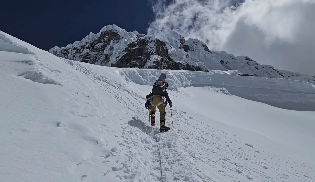 Iker y Eneko Pou cumplen su sueño llegando a lo más alto del Alpamayo