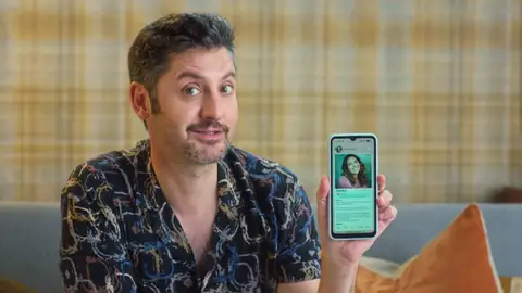 ¿Cuánto puedes exagerar en una aplicación de citas? El perfil de Toño en ConchyMatch deja sin palabras a Mateo ¿Cuánto puedes exagerar en una aplicación de citas? El perfil de Toño en ConchyMatch deja sin palabras a Mateo