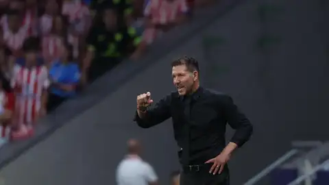 Simeone durante el partido contra el Málaga Simeone durante el partido contra el Málaga