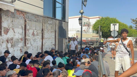 Un grupo de menores espera para ser filiado en una comisar&iacute;a de la Polic&iacute;a Nacional