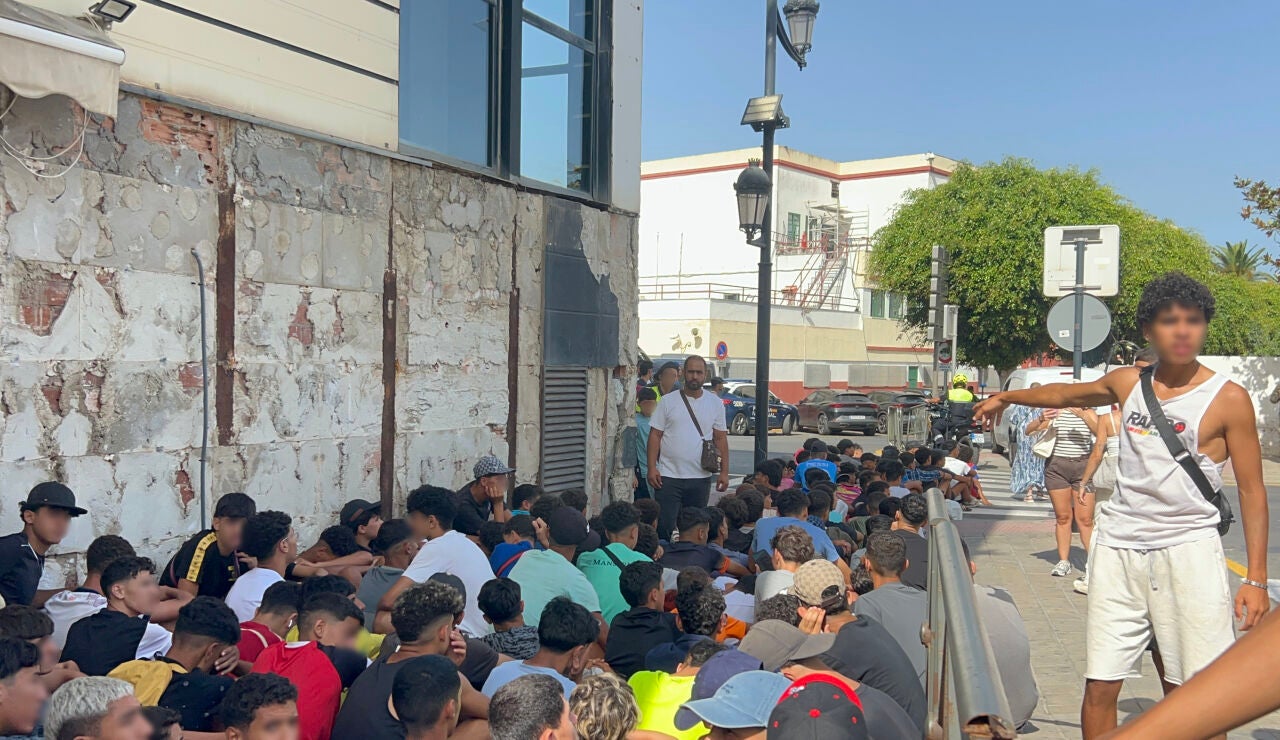 Un grupo de menores espera para ser filiado en una comisar&iacute;a de la Polic&iacute;a Nacional