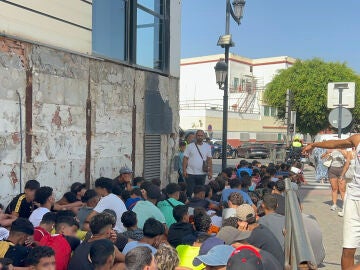 Un grupo de menores espera para ser filiado en una comisar&iacute;a de la Polic&iacute;a Nacional