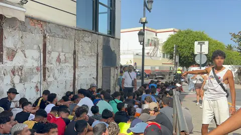 Un grupo de menores espera para ser filiado en una comisaría de la Policía Nacional Un grupo de menores espera para ser filiado en una comisaría de la Policía Nacional