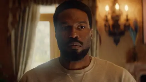 Yahya Abdul-Mateen II en Wonder Man Yahya Abdul-Mateen II en Wonder Man
