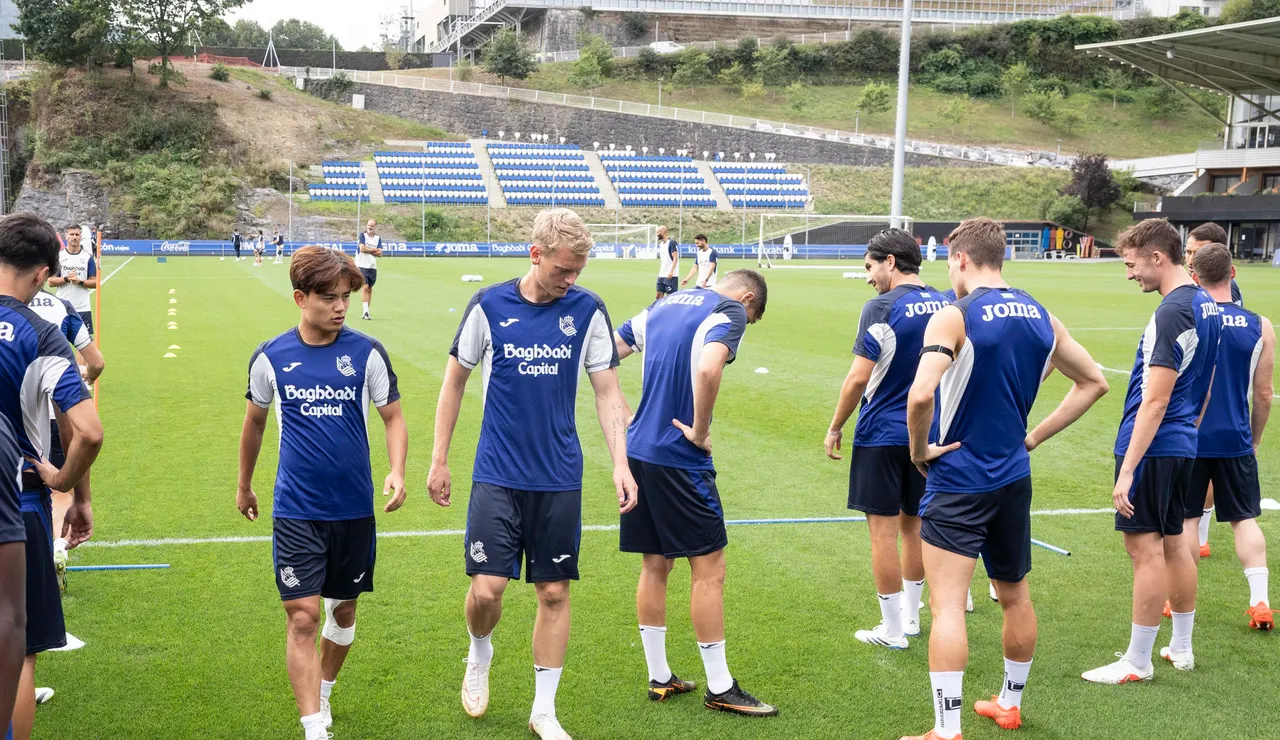 Los jugadores de la Real Sociedad durante un entrenamiento