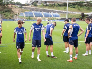Los jugadores de la Real Sociedad durante un entrenamiento